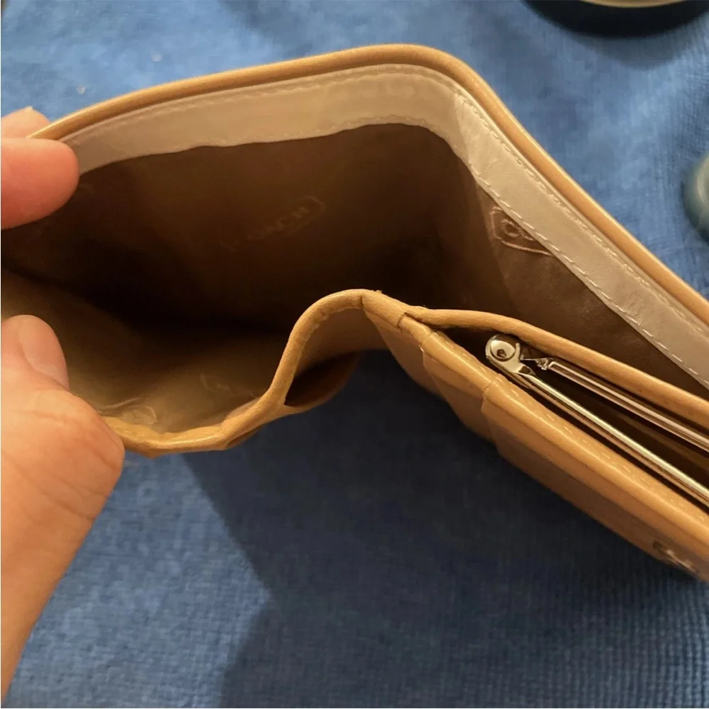 Coach White Leather Wallet Y2K Era Snap Closure 🔥 - Picture 7 of 15